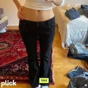 Jättesnygga lågmidjade bootcut jeans som är köpta här på plick men som tyvärr var för stora på mig. Bilderna tillhör därför den förra säljaren. 