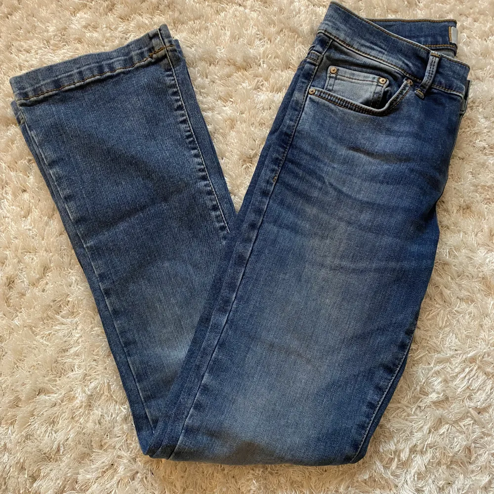 Jättefina lågmidjade flare jeans från Ltb och använd ett fåtal gånger så i jättebra skick. Nypris: 900 kr. Innerbenslängd: 73 cm. Hör av dig vid funderingar och frågor!💗. Jeans & Byxor.