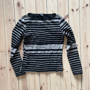 Tröja från armani - Långärmad tröja med svarta och beigevita ränder. Blommigt mönster på baksidan. Passar M/L