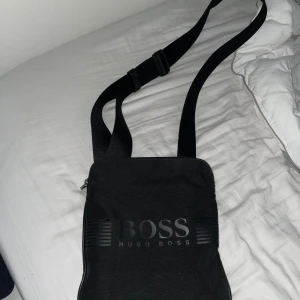 Hugo boss väska - Nyskick och använd bara en sommar