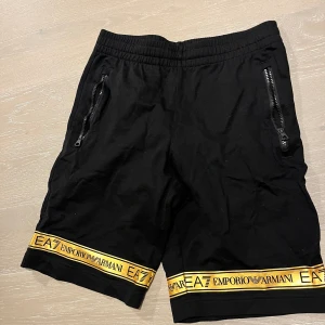 Armani shorts  - EA7 shorts storlek S passar folk mellan 175-185cm  Väldigt fint skick💎 Nypris:1100  Mitt pris:299 Pris går att diskutera vid snabb affär. Bara att skriva vid frågor eller info 