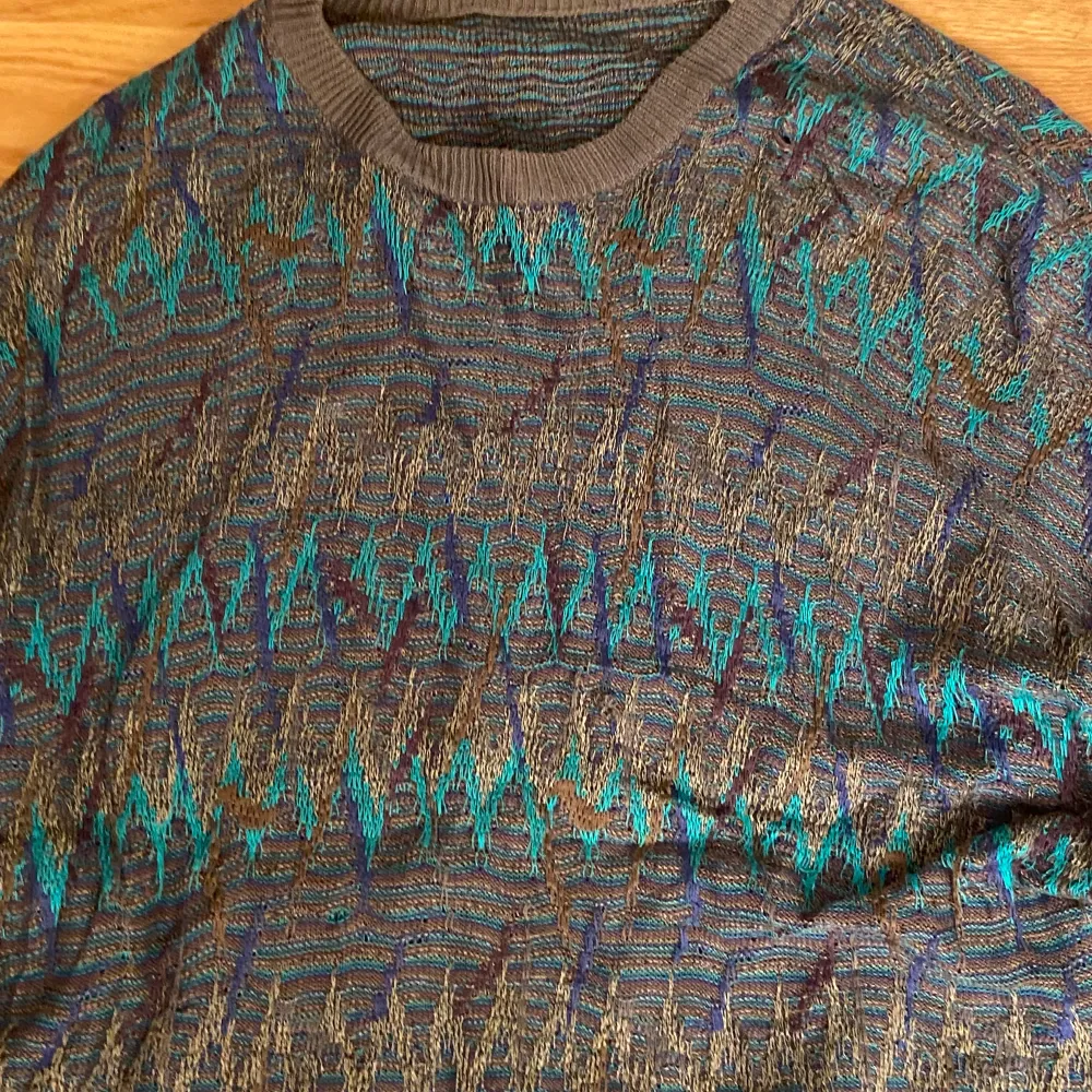 Stickad tröja, grandpa sweater. Köpt på beyond retro för 500 kr. Endast använd fåtal gånger. Stickat.