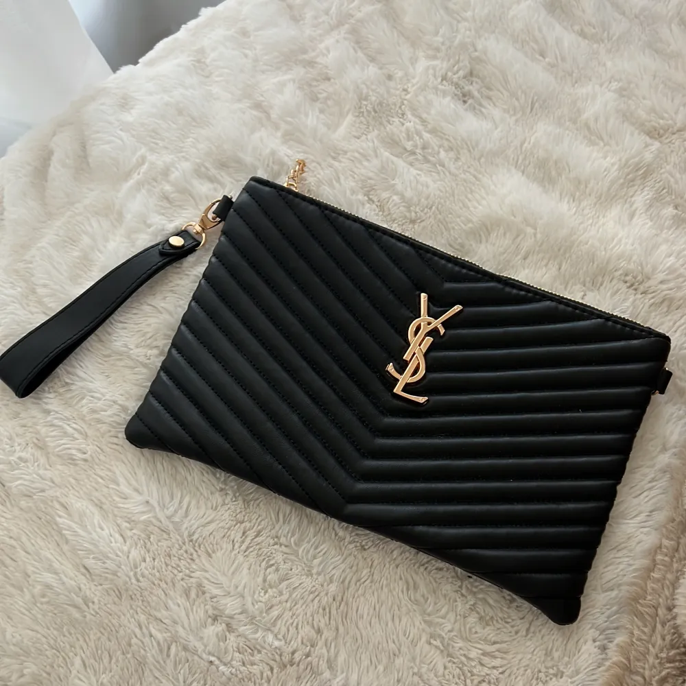 Säljer denna fina svart/guldiga clutch. Perfekt til nu somnaren. Tillkommer en kedja så man även kan ha den crossbody. Aldrig använd, nyskick. Säljer för 700 kr. Köparen står för frakten! . Väskor.