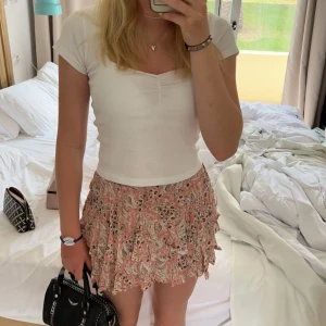 Zara kjol💗 - Säljer denna jötte snygga slutsålda kjol från zara💗 den är i ett jätte bra skick och har inga defekter 💗