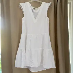 Säljer en vit klänning som är perfekt till studenten! Skönt material och luftig. Kan posta eller mötas upp i Stockholm 