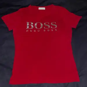 Hugo Boss t-shirt i storlek S som har använts en enda gång. QR-kod finns inuti för att visa äktheten.  Färg: röd, silver text