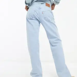 Levis jeans i modellen 501 90s, sparsamt använda men tyvärr blivit för små