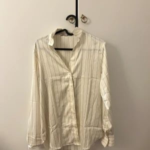 Blus från HM  - Jättefin blus använd 1 gång på nyår.  Materialet är silkes 