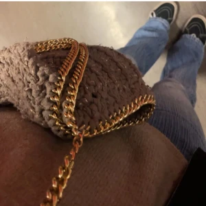 Väska - Säljer min fina kedjeväska❤️ Vädligt rymlig!! Vet inte märket då ja köpte den här på Plick men den är i superfint skick❤️ pris går att diskutera