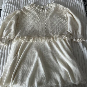 Zara topp - Säljer denna topp från zara i stl M❣️