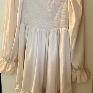 Otroligt fin off-shoulder klänning - Aldrig använd, finns ingen lapp i den så jag är osäker vart den kommer ifrån! Väldigt stretchiga så den passar från M-Xl 