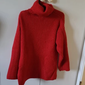 röd Polo tröja - Jätte fin polo tröja att hålla dig varm i vinter♥️ Har används några gånger. 