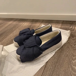 Marinblå slip-ins skor - Använda i bra skick.