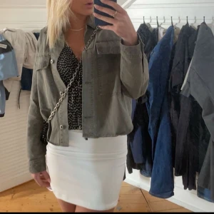 Zara jacka  - Jättefin grön zara overshirt/jacka i storlek S! Helt slutsåld på zara!! Jättefint skick! 