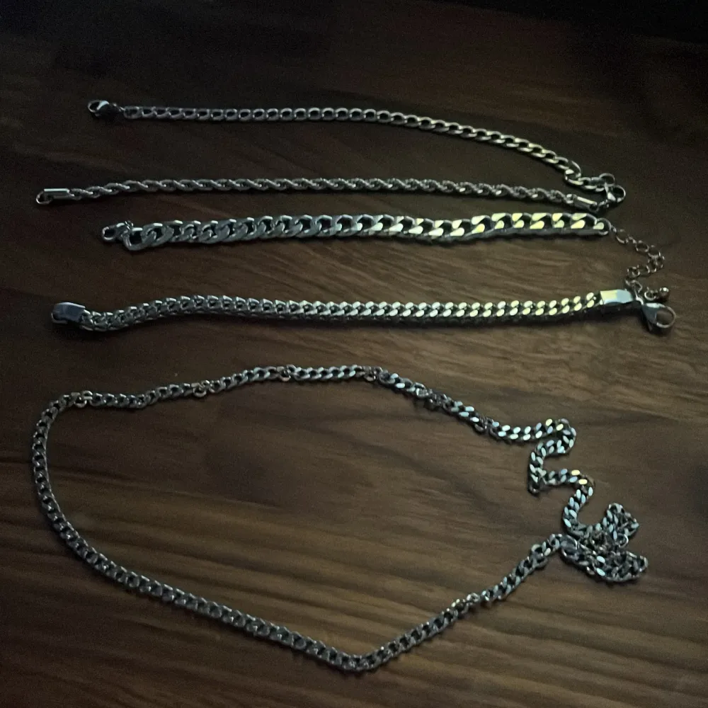 4 stycken fina armband som är väldigt stilrena och även ett halsband som sitter perfekt. Accessoarer.