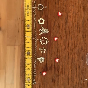 Berlockarmband - Kedja med berlocker i metall (+hjärta i plast). Skriv längden på din handled och använd funktionen ”Köp nu”❤️