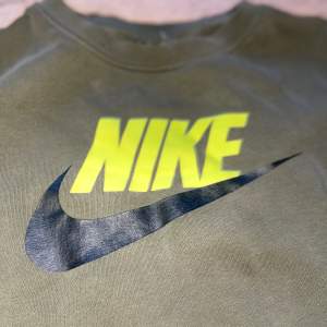 Grön Nike tröja i storlek 150 använd men fin och lappen är avklippt