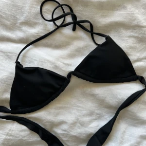 Ak bikini topp  - Säljer min Ak biktinitopp, köpt förra sommaren men inte använd pågrund av att den är för liten. Toppen är i storlek S 💗