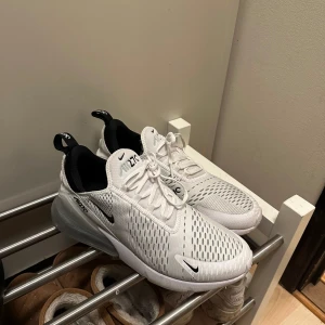 Nike 270 - Nyskick, endast använda ett fåtal gånger.  Storlek 44 men passar även 43