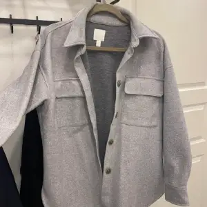 Säljer en grå skjortjacka i storlek S 