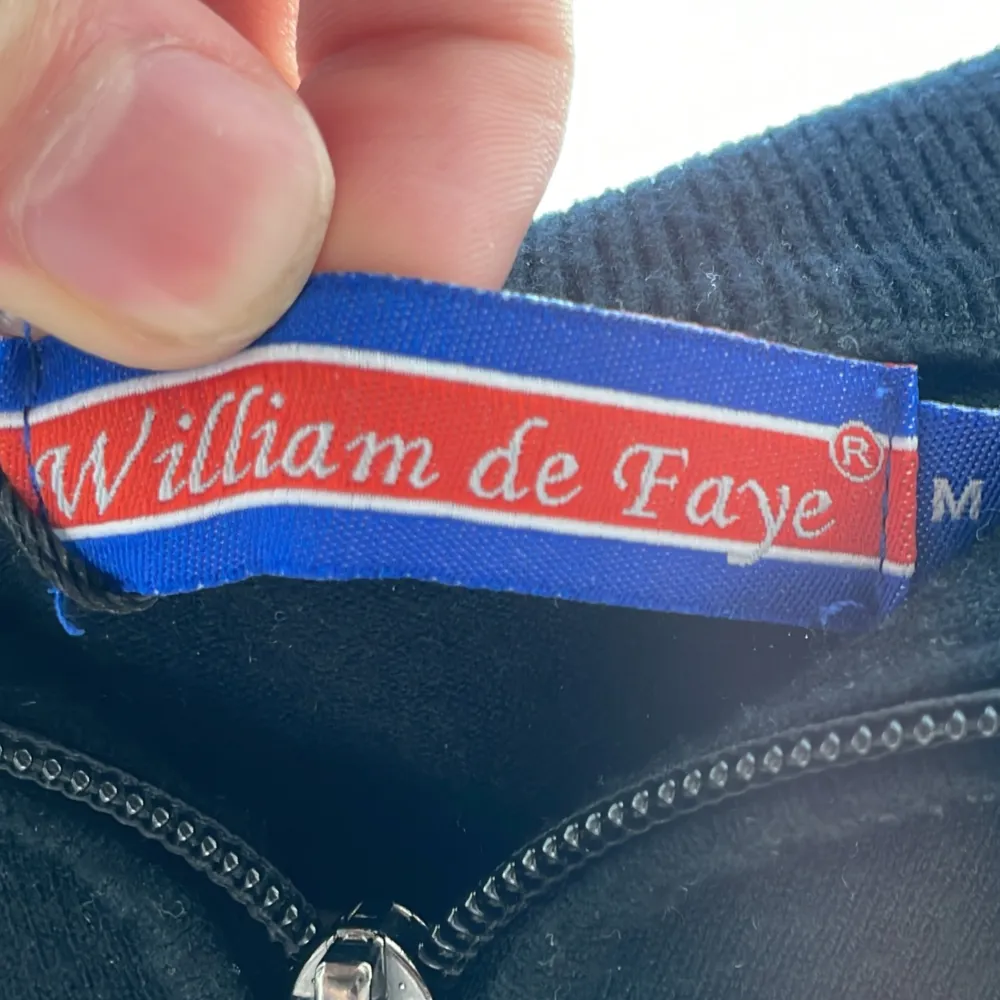 Tja säljer min snygga cashmire zip up från märket William de faye. Tröjan är i bra skick och storleken är M .Skriv om du har några frågor, jag brukar alltid svara snabbt ✍🏻😊. Tröjor & Koftor.