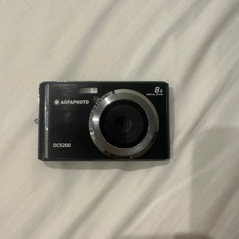 Säljer en helt oanvänd digitalkamera då min gamla började fungera igen. Alla delar medföljer + ett 32 GB minneskort. Köpt för 1000 kr men säljer för 800, kan gå ner i pris vid snabb affär. Sista bilden är ett exempel som min kompis tagit med sin 💗. Övrigt.