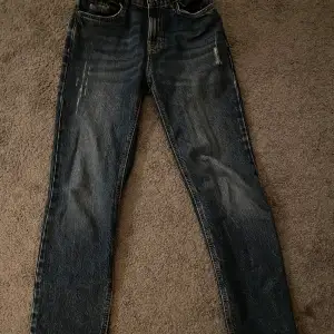 Hej!! Säljer mina Lindex jeans i färgen mörkblå då dom börjar bli lite små. Inga skador skick 9/10😃👍🏼 Den passar 12/13y