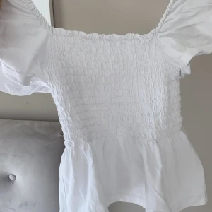 Vit smockad topp - Säljer jätte gullig sommar topp då den inte kommer till användning. Köpt sommar 2023 från hm. Köp gärna via köp nu💞