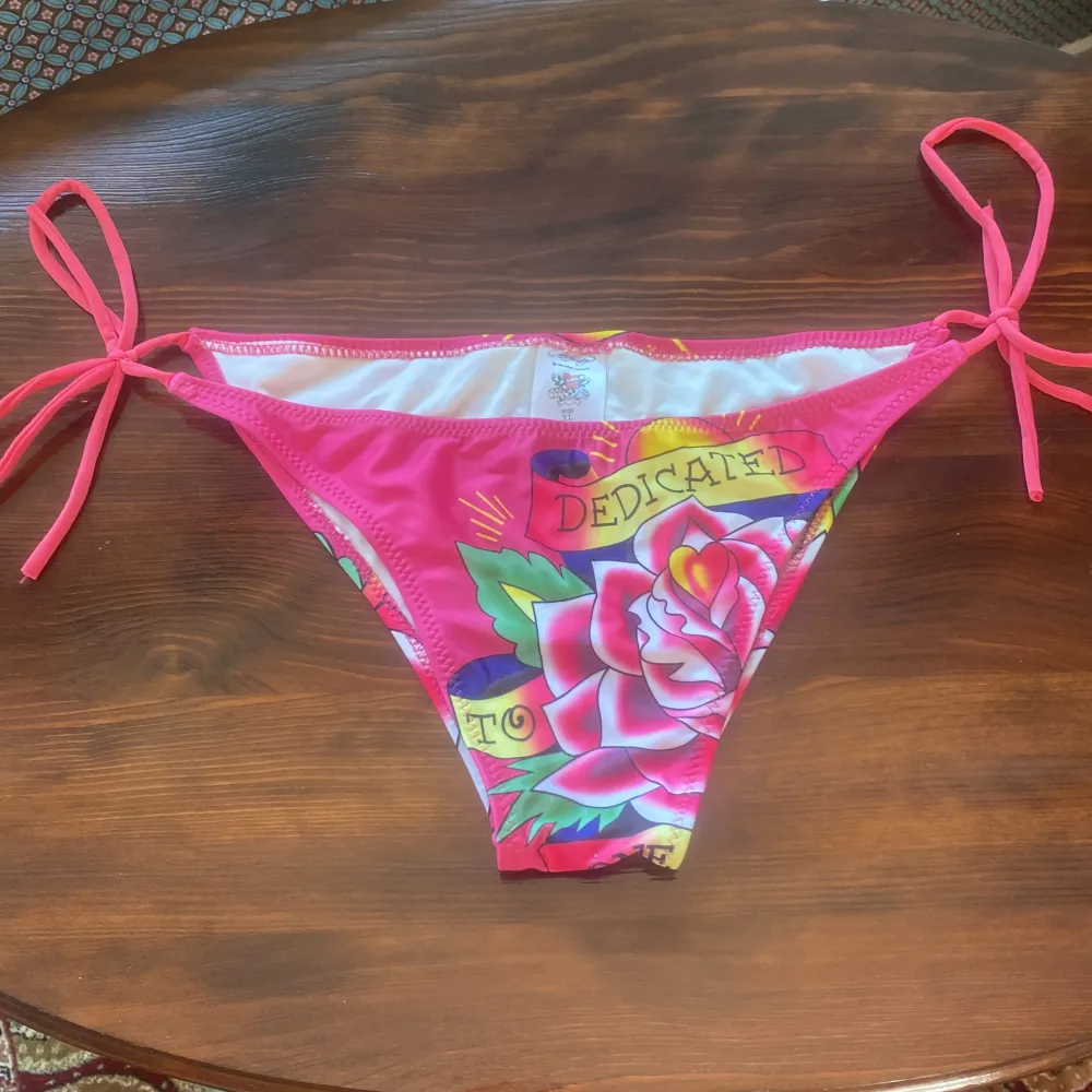 Ed hardy bikini i rosa perfekt för sommaren💖 står att det är storlek XL men skulle säga att den sitter som en XS-M, aldrig använd och inga defekter. Övrigt.