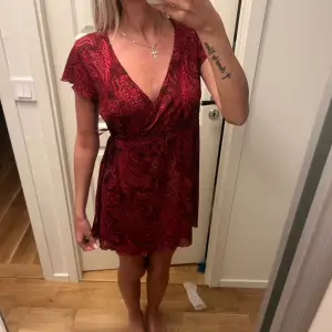jätte söt klänning i fin vinröd färg! Strl M