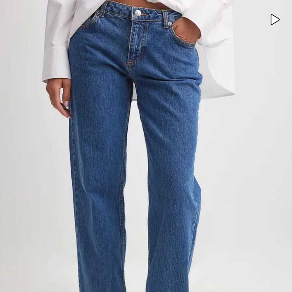 helt oanvända med lappen kvar. De här jeansen har en låg midja och en dragkedje- och knappstängning. nypris: 699kr . Jeans & Byxor.