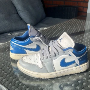Jordan 1 low blue/grey - Jordan 1 low i färgen grey/blue. 1195 kr. Nypris: 3 685kr. Skorna är i storlek 38. Creaseskydd medföljer i skorna. Då dom är använda ett tag så finns de creasemärken men ej så mycket🤗