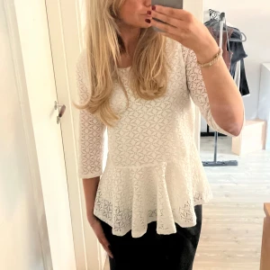 Vit blus  - Jättesöt blus, fint skick. Är storlek XL men passar mig som är S.🩷 passar alla beroende på hur man vill att den ska sitta 