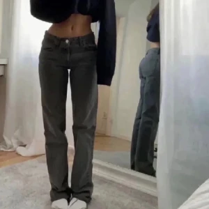 Grå Zara jeans  - Säljer dessa grå Zara jeans. Lånad bild. Storlek 38 men ganska små i storlek så passar även 36. De är low/mid rise. 