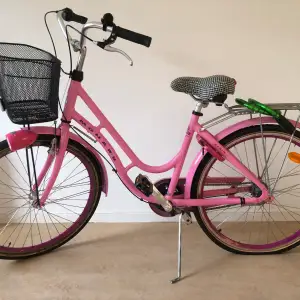 Fin cykel i fint skick, bara cykelslang som behöver bytas. 3 växlar.  Cykellås och sadelöverdrag med svartvitt hundtandsmönster ingår.