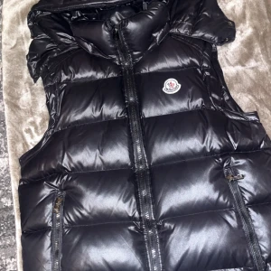 Äkta svart Moncler väst - Den här jackan fick jag i present men nu passar den inte och tänkte sälja den storlek S Bra skick inga konstigheter🔥😊 Pris kan diskuteras vid snabb äffär