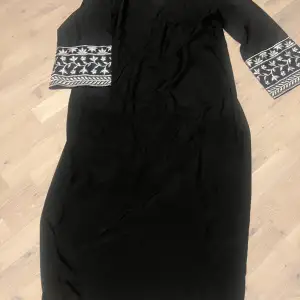 Jätte snygg abaya, använd endast 1 gång. Köpt från AliExpress för 400kr. Säljer för 300. Skit bra material jätte skön och otrolig snygg