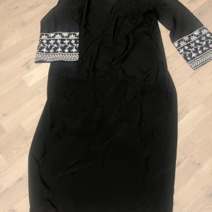 Abaya - Jätte snygg abaya, använd endast 1 gång. Köpt från AliExpress för 400kr. Säljer för 300. Skit bra material jätte skön och otrolig snygg