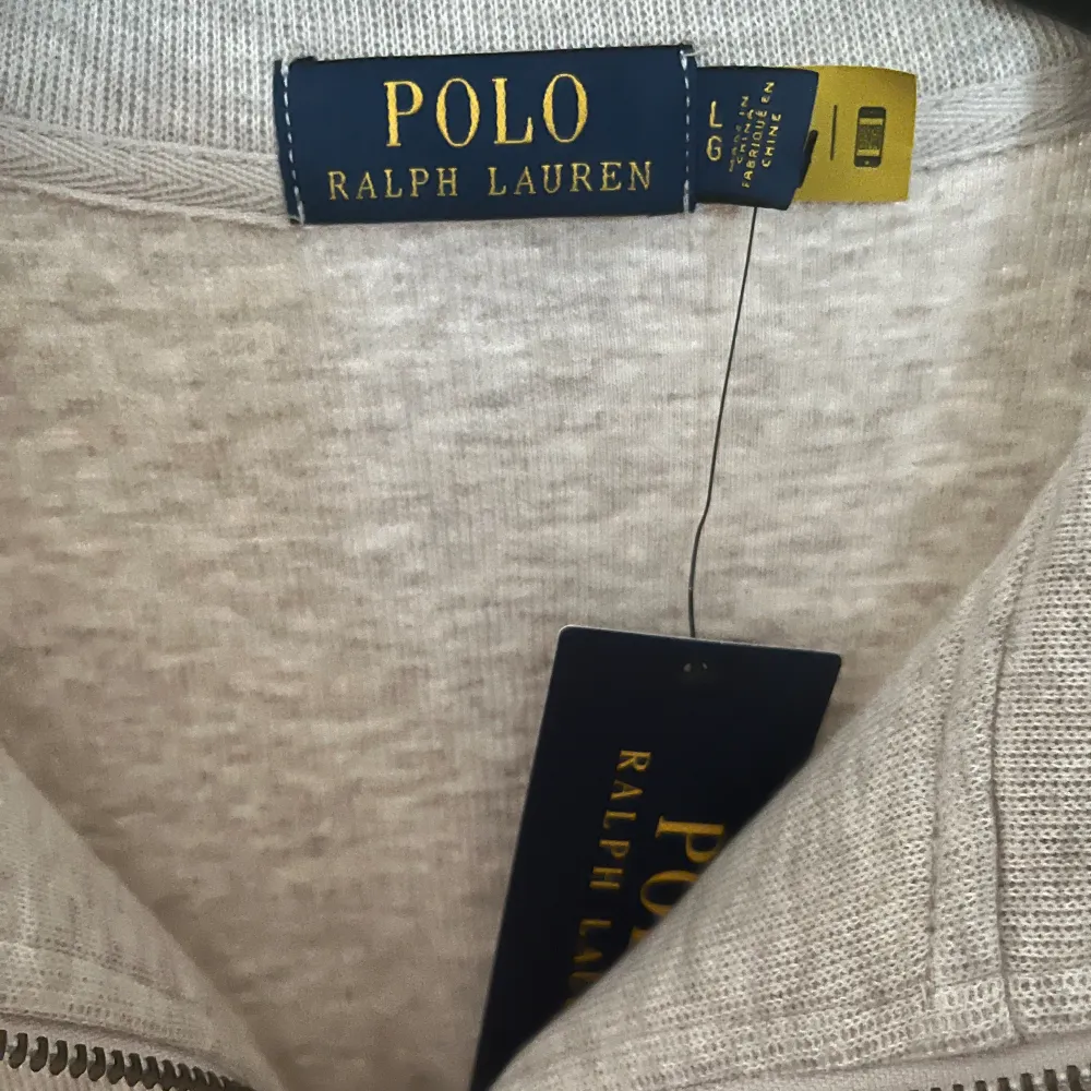 Säljer min polo ralph lauren half zip helt ny aldrig använd etiketten är kvar super snygg och tunn perfekt till sommaren, kan besvara frågor på meddelande.. Tröjor & Koftor.