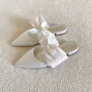 Otroligt vackra sandaler från ASOS Design med en rosett av spets. Passar såväl till bröllopet eller studenten. Aldrig använda, utan anmärkningar. Väldigt bekväma 🌷 Storlek 5 (motsvarar 38).