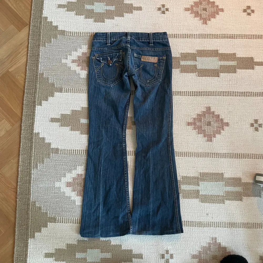 trendiga coola true religion jeans! midja rakt över: 33cm innerben: 74cm. Jeans & Byxor.