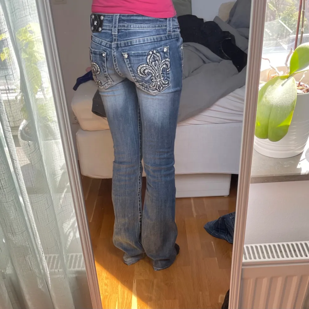 Så snygga miss me jeans, dom är utsvängda och lågmidjade med as coola detaljer. Midjemåttet är 37cm och innerbenslängden är 82cm. Skriv om du undrar något💗. Jeans & Byxor.