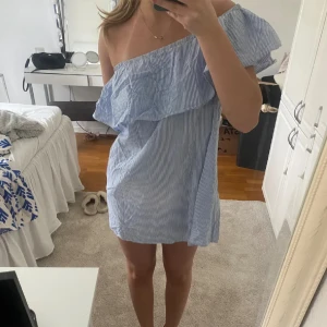 Off shoulder klänning  - Superfin klänning, storlek 38 men skulle mer säga att den är en 36, finns även band till om man skulle vilja ha det🤗 (Lånade bilder men min ser nästan likadan ut) pris kan diskuteras!!!😇Kom privat för egna bilder!!!