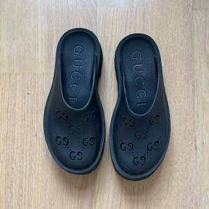 Säljer dessa fina Gucci plattform sandaler. Köptes på Vestier Collective för 5000kr i Augusti. Säljer för dom är lite för små för mig. Använda fåtal gånger. Storlek 39. Har endast påse och dustbags kvar till dem. Nypris 5800kr