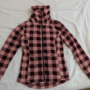 Fleece jacka CRW - Snygg och i väldigt bra skick. Helt oanvänd. 