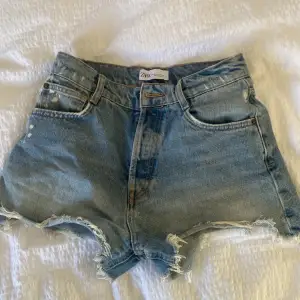 Superfina shorts från zara som tyvärr inte finns längre och säljer pga ingen användning💕Nypris 359kr pris kan diskuteras💕
