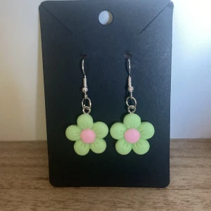 Örhängen  - Vackra örhängen med blommor 