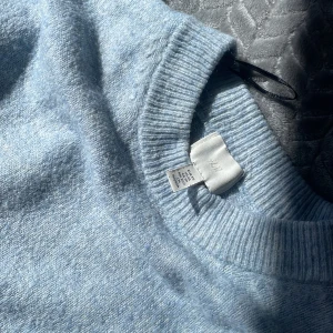 Ljusblå stickad tröja - Inte använd mycket, från Hm storlek XS, andra bilden är lånad