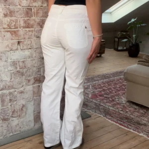 Linnebyxor  - Linnebyxor med fickor och detaljer🤍