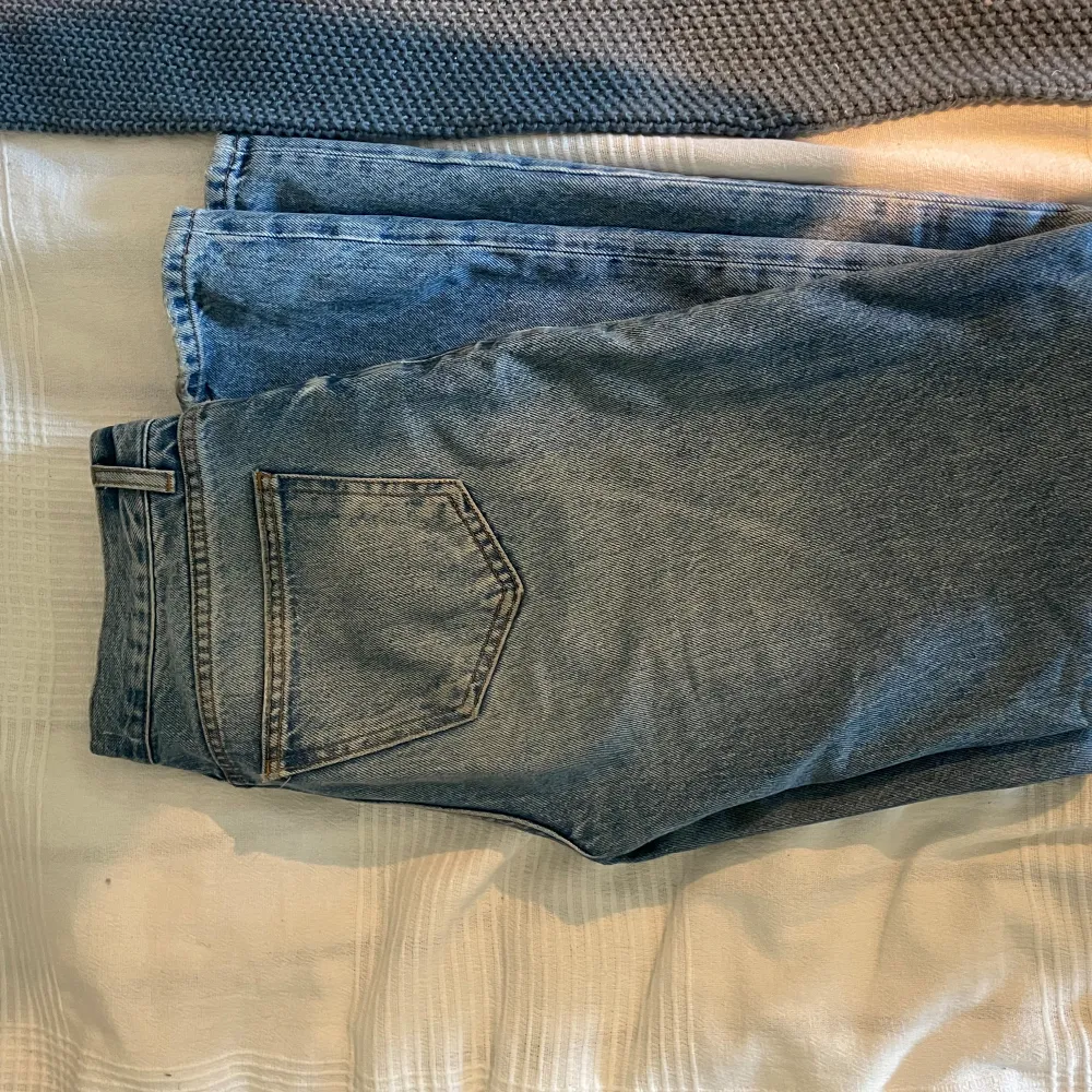 Jättefina lågmidjade jeans från Gina Tricot! Använda en del men inget som märks (förutom ena benet som är lite upptrampat). Säljer då de inte kommer till användning 🌟. Jeans & Byxor.